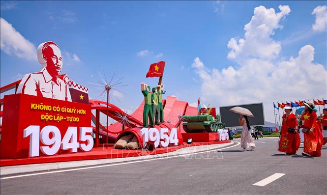 Triển lãm Thành tựu đất nước với chủ đề “80 năm Hành trình Độc lập - Tự do - Hạnh phúc” tại Trung tâm Triển lãm Quốc gia (Đông Anh, Hà Nội), qua 2 ngày diễn ra (28 và 29), triển lãm đã thu hút hơn 300.000 lượt khách. Ảnh: Thanh Tùng - TTXVN