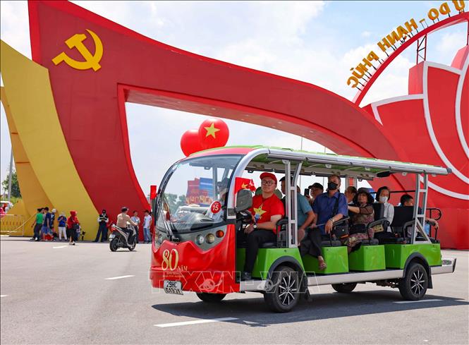 Xe điện đưa khách tham quan di chuyển trong triển lãm. Ảnh: Thanh Tùng - TTXVN