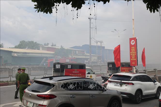 Khói đen dày đặc kèm theo mùi khét bốc ra từ khu vực gần chân cầu Vĩnh Tuy và Cảng Hà Nội. Ảnh: Vũ Quang - TTXVN