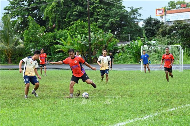 Dù trời mưa, sân trơn trượt, các vận động viên vẫn hăng hái thi đấu với nhiều bàn thắng đẹp. Ảnh: Chanh Đa-TTXVN