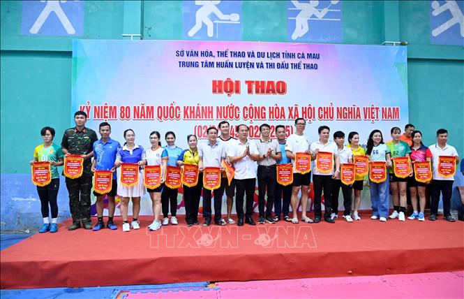 Ban tổ chức tặng cờ lưu niệm cho các đơn vị tham gia. Ảnh: Chanh Đa-TTXVN