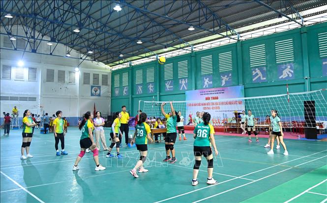 Các vận động viên thi đấu môn bóng chuyền hơi nữ. Ảnh: Chanh Đa-TTXVN