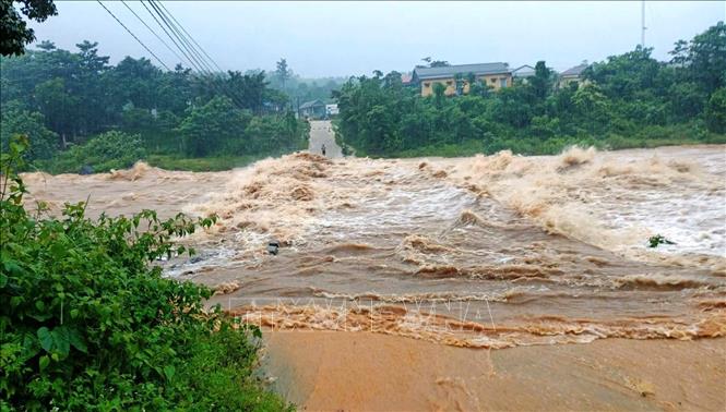 Mưa lớn khiến các điểm đường giao thông, ngầm tràn trên địa bàn xã Hướng Phùng (Quảng Trị) bị ngập, chia cắt. Ảnh: TTXVN phát 