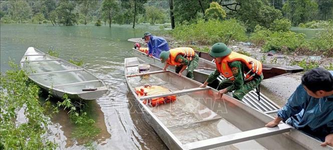 Lực lượng Biên phòng trên tuyến biên giới tỉnh Quảng Trị phối hợp với các lực lượng hỗ trợ người dân ứng phó mưa bão. Ảnh: TTXVN phát