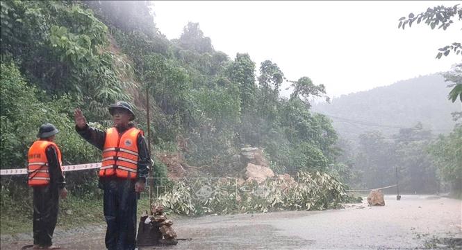 Bộ đội Biên phòng tỉnh Quảng Trị thiết lập biển cảnh báo nguy hiểm, bố trí lực lượng chốt chặn ngăn các phương tiện và người không qua lại khu vực nguy hiểm. Ảnh: TTXVN phát