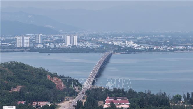 Cầu Nhơn Hội (cầu Thị Nại) cây cầu vượt biển kết nối Khu kinh tế Nhơn Hội với phường Quy Nhơn. Ảnh: Sỹ Thắng/TTXVN