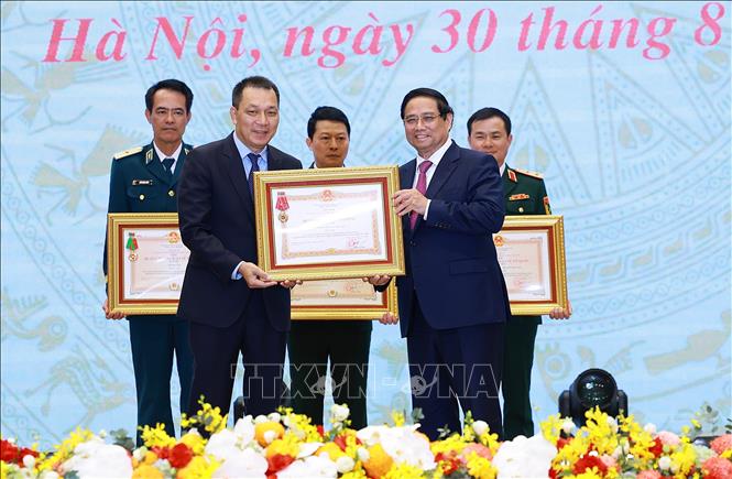 Thủ tướng Phạm Minh Chính trao Huân chương Lao động Nhì cho Tập đoàn Điện lực Việt Nam. Ảnh: Dương Giang-TTXVN