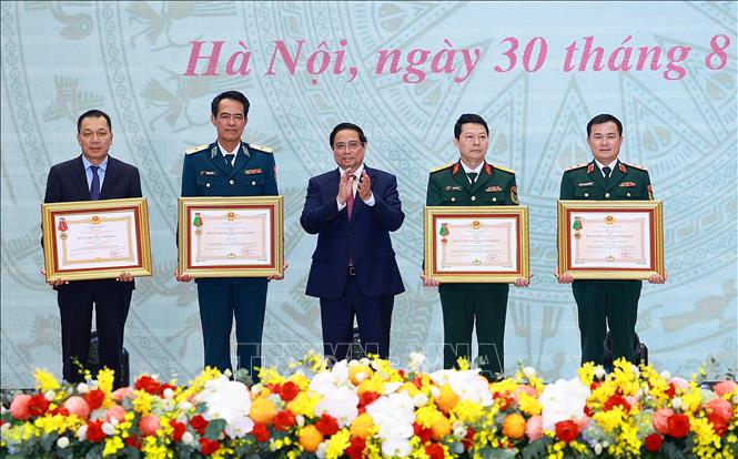 Thủ tướng Phạm Minh Chính trao Huân chương Bảo vệ Tổ quốc hạng Nhất, hạng Nhì và Huân chương Lao động hạng Nhì cho đại diện các Tập đoàn, Tổng Công ty. Ảnh: Dương Giang-TTXVN