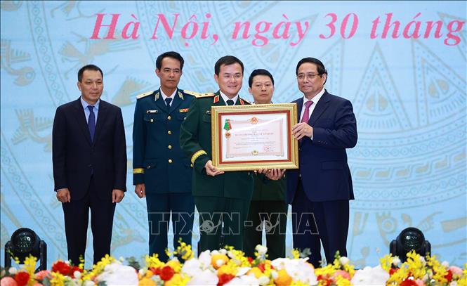 Thủ tướng Phạm Minh Chính trao Huân chương Bảo vệ Tổ quốc hạng Nhất cho Tập đoàn Công nghiệp - Viễn thông Quân đội (Viettel). Ảnh: Dương Giang-TTXVN
