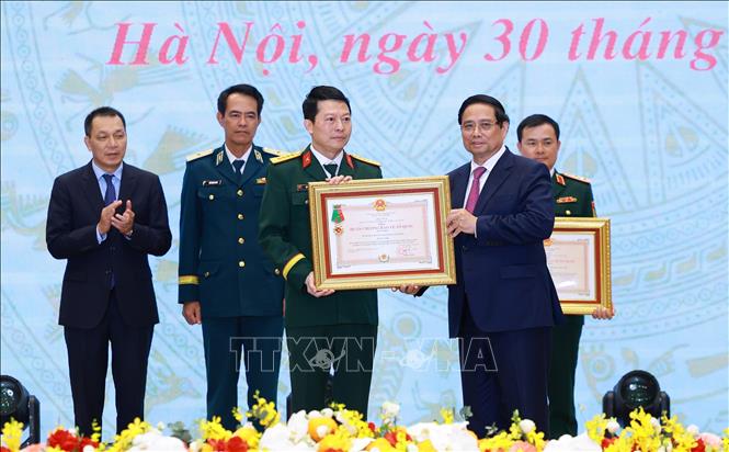 Thủ tướng Phạm Minh Chính trao Huân chương Bảo vệ Tổ quốc hạng Nhất cho Ngân hàng Thương mại cổ phần Quân đội (MB). Ảnh: Dương Giang-TTXVN
