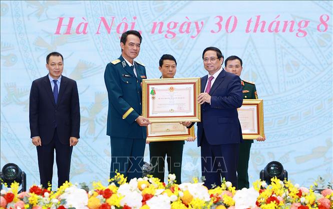 Thủ tướng Phạm Minh Chính trao Huân chương Bảo vệ Tổ quốc hạng Nhì cho Binh đoàn 18. Ảnh: Dương Giang-TTXVN