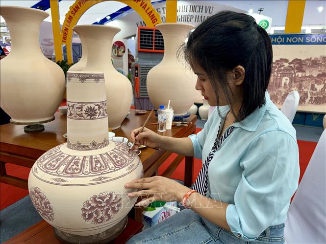 Các họa tiết trang trí trên sản phẩm tại Khu trung bày đều được làm thủ công (bằng tay) tinh tế, mang đậm giá trị văn hóa truyền thống của người Việt. Ảnh: Minh Huệ -TTXVN