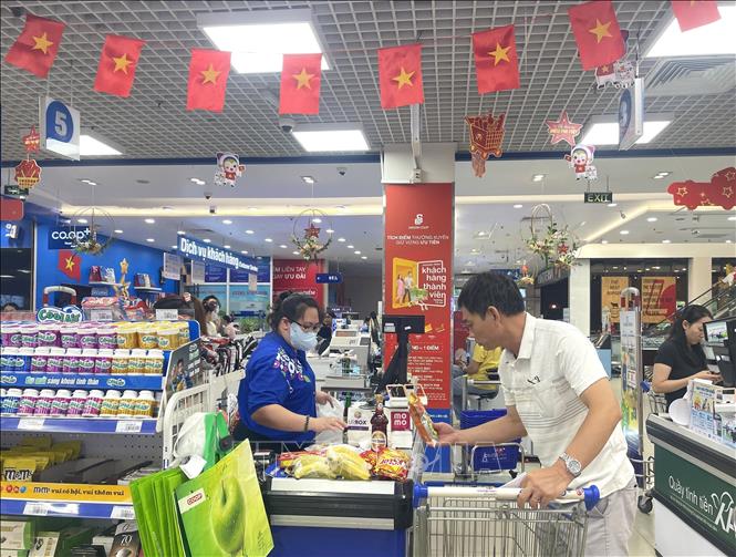 Siêu thị Co.op tăng gấp 3 lần lượng hàng hóa phục vụ mua sắm mùa lễ. Ảnh: Hương Giang – TTXVN