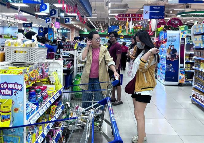 Sức mua tăng cao trên 15% so với bình thường tại hệ thống siêu thị Co.op. Ảnh: Hương Giang – TTXVN