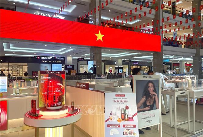 Trung tâm thương mại Vincom Mega Mall Thảo Điền trang hoàng mừng Quốc khánh. Ảnh: Hương Giang – TTXVN