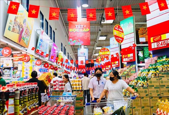 Hệ thống MM Mega Market Việt Nam trang hoàng cờ sao, tăng 15% lượng hàng phục vụ mua sắm. Ảnh: Hương Giang – TTXVN