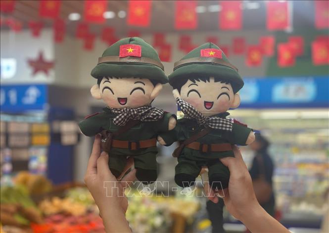 Chú bộ đội phiên bản nhí xuất hiện tại các siêu thị thu hút du khách. Ảnh: Hương Giang – TTXVN