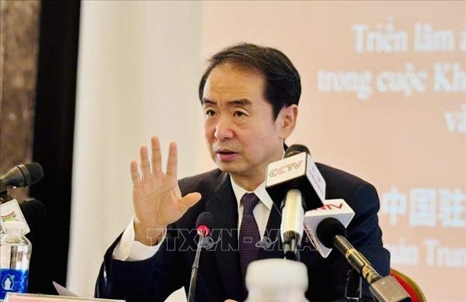 Đại sứ Trung Quốc tại Việt Nam Hà Vĩ trả lời phỏng vấn báo chí. Ảnh: Việt Đức – TTXVN 