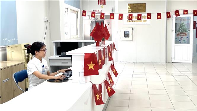 Trung tâm Nhi-Bệnh viện Trung ương Huế được trang trí với nhiều hình cờ tổ quốc, tạo không khí vui tươi hướng về ngày Quốc khánh. Ảnh: Văn Dũng- TTXVN