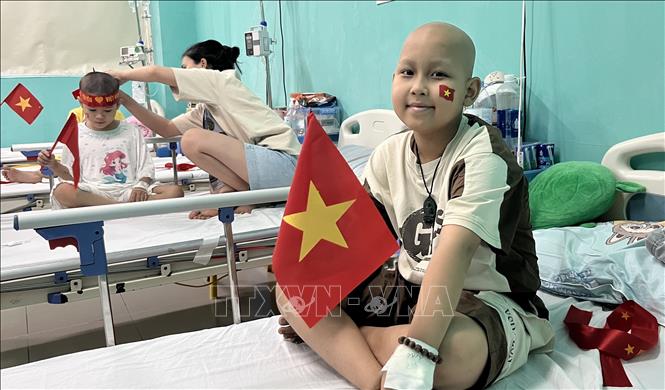 Các bệnh nhi Bệnh viện Trung ương Huế hào hứng chào đón ngày lễ Quốc Khánh 2/9. Ảnh: Văn Dũng-TTXVN