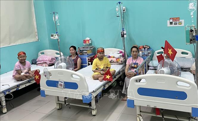 Các bệnh nhi Bệnh viện Trung ương Huế hào hứng chào đón ngày lễ Quốc Khánh 2/9. Ảnh: Văn Dũng-TTXVN
