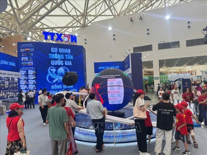Khách tham quan tìm hiểu gian hàng của TTXVN. Ảnh: TTXVN 