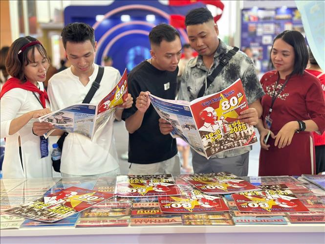 Khách tham quan tìm hiểu, trải nghiệm tại gian hàng của TTXVN. Ảnh: TTXVN 