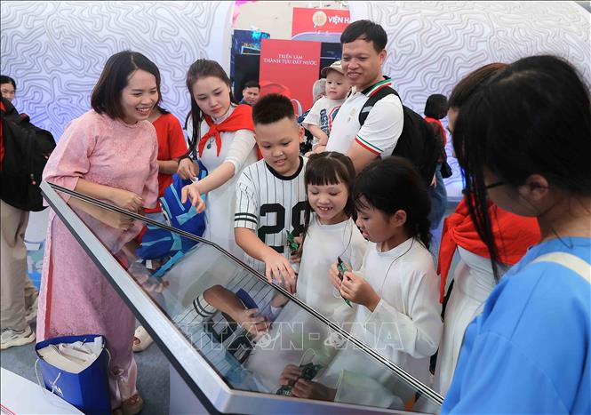 Học sinh, sinh viên trải nghiệm các mini games tại khu trưng bày của Thông tấn xã Việt Nam. Ảnh: TTXVN