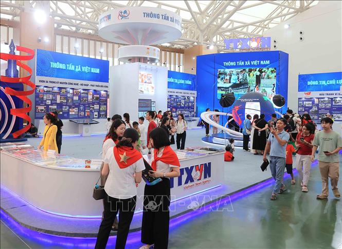 Khách tham quan tìm hiểu, trải nghiệm tại gian hàng của TTXVN. Ảnh: TTXVN