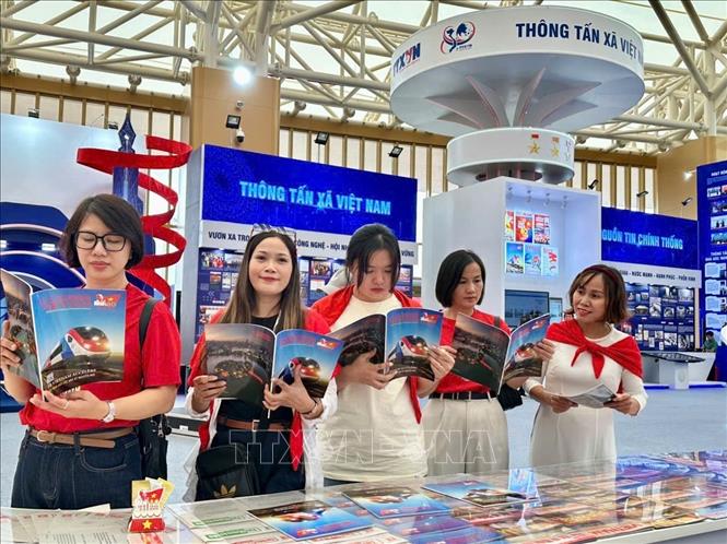 Khách tham quan tìm hiểu, trải nghiệm tại gian hàng của TTXVN. Ảnh: TTXVN 