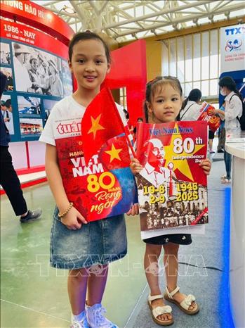 Khách tham quan tìm hiểu, trải nghiệm tại gian hàng của TTXVN. Ảnh: TTXVN 