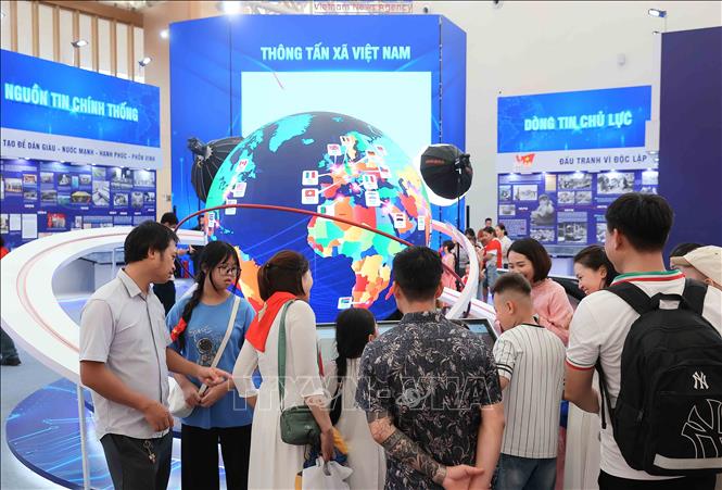 Không gian mang đậm nét về sức lan tỏa thông tin tại khu trưng bày của Thông tấn xã Việt Nam. Ảnh: TTXVN