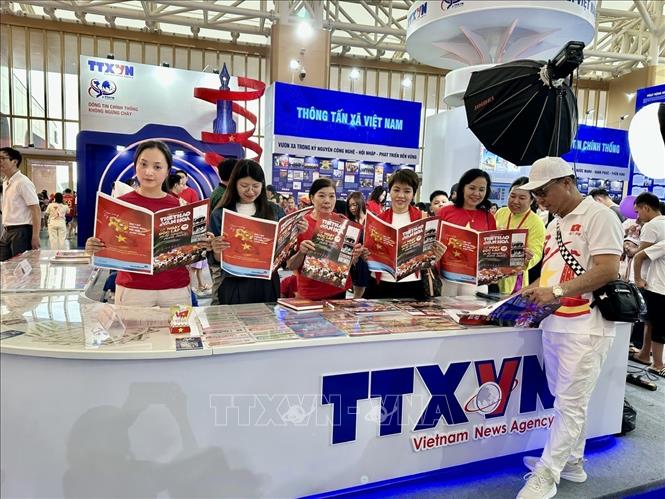 Khách tham quan tìm hiểu, trải nghiệm tại gian hàng của TTXVN. Ảnh: TTXVN 