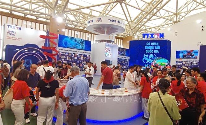 Không gian mang đậm nét về sức lan tỏa thông tin tại khu trưng bày của Thông tấn xã Việt Nam. Ảnh: TTXVN