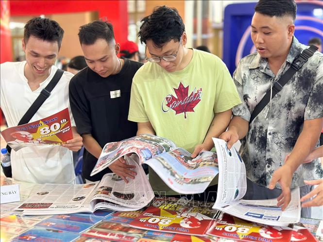 Khách tham quan tìm hiểu, trải nghiệm tại gian hàng của TTXVN. Ảnh: TTXVN 