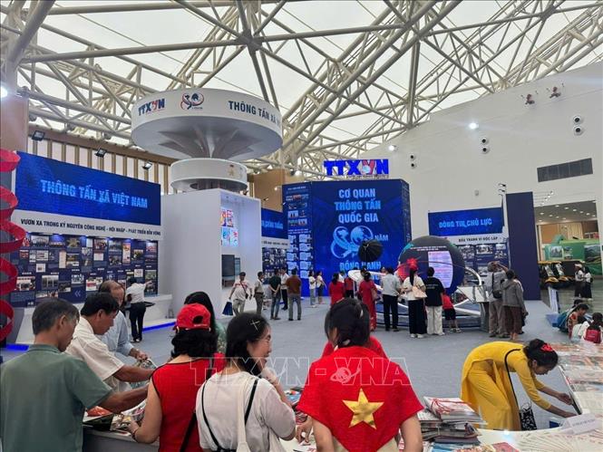 Khách tham quan tìm hiểu, trải nghiệm tại gian hàng của TTXVN. Ảnh: TTXVN 