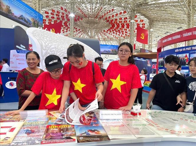 Khách tham quan tìm hiểu, trải nghiệm tại gian hàng của TTXVN. Ảnh: TTXVN 