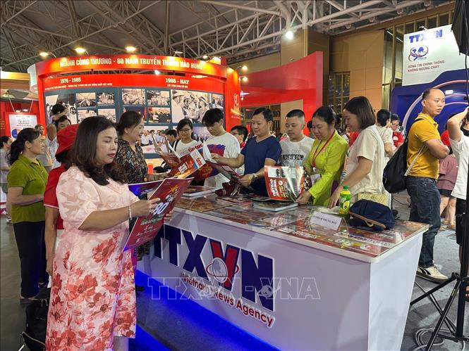 Khách tham quan tìm hiểu, trải nghiệm tại gian hàng của TTXVN. Ảnh: TTXVN 