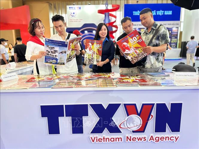 Khách tham quan tìm hiểu, trải nghiệm tại gian hàng của TTXVN. Ảnh: TTXVN 