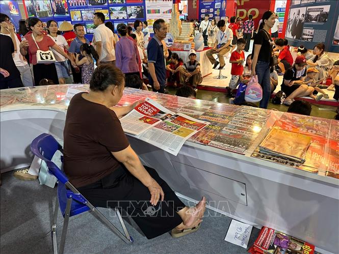 Khách tham quan tìm hiểu, trải nghiệm tại gian hàng của TTXVN. Ảnh: TTXVN 