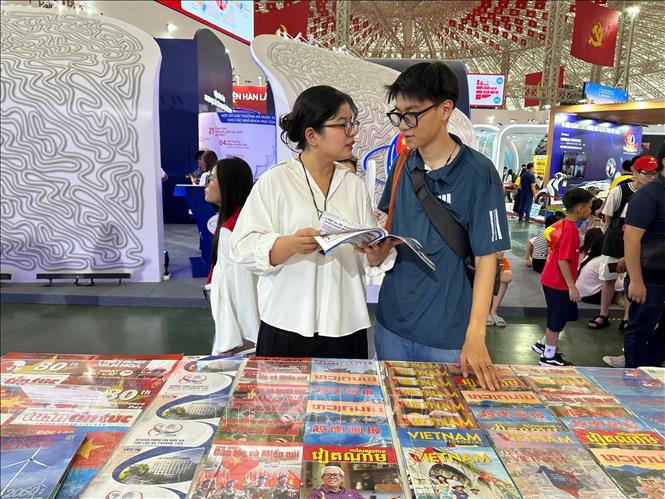 Khách tham quan tìm hiểu, trải nghiệm tại gian hàng của TTXVN. Ảnh: TTXVN 