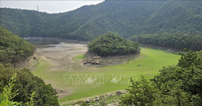 Hồ chứa Obong bị cạn nước do tình trạng hạn hán ở Gangneung, tỉnh Gangwon, Hàn Quốc ngày 7/7/2025. Ảnh: Yonhap/TTXVN