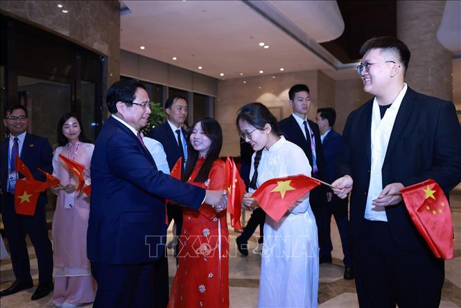 Cộng đồng người Việt Nam tại Thiên Tân đón Thủ tướng Phạm Minh Chính sang tham dự Hội nghị Thượng đỉnh Tổ chức Hợp tác Thượng Hải (SCO) 2025. Ảnh: Dương Giang-TTXVN

