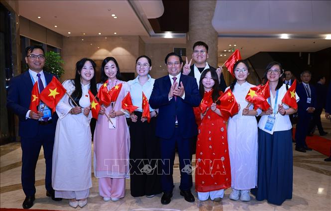 Cộng đồng người Việt Nam tại Thiên Tân đón Thủ tướng Phạm Minh Chính sang tham dự Hội nghị Thượng đỉnh Tổ chức Hợp tác Thượng Hải (SCO) 2025. Ảnh: Dương Giang-TTXVN
