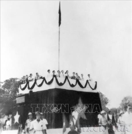 Sáng 2/9/1945, tại Quảng trường Ba Đình, Chủ tịch Hồ Chí Minh đọc Tuyên ngôn Độc lập, khai sinh nước Việt Nam Dân chủ Cộng hòa, khẳng định trước quốc dân đồng bào và toàn thế giới: “Nước Việt Nam có quyền hưởng tự do và độc lập, và sự thực đã thành một nước tự do và độc lập. Toàn thể dân Việt Nam quyết đem tất cả tinh thần và lực lượng, tính mệnh và của cải để giữ vững quyền tự do và độc lập ấy”. Ảnh: TTXVN
