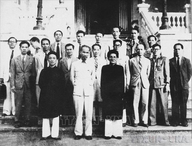 Chủ tịch Hồ Chí Minh cùng các thành viên Chính phủ nước Việt Nam Dân chủ Cộng hòa do Quốc hội khoá I, kỳ họp thứ II bầu ra (3 – 9/11/1946). Ảnh: Tư liệu TTXVN
