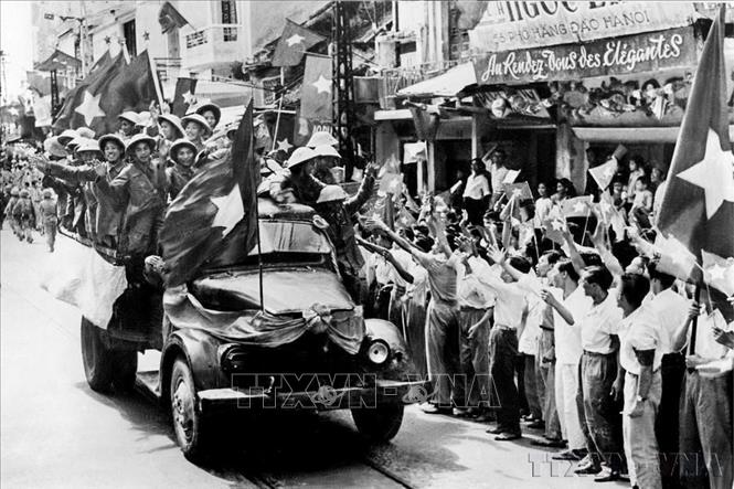 Sau 60 ngày đêm chiến đấu kiên cường bảo vệ Thủ đô, ngày 10/10/1954, Hà Nội hoàn toàn giải phóng, bước vào thời kỳ độc lập và kiến thiết. Trong ảnh: Các cánh quân tiến vào tiếp quản Thủ đô trong rừng cờ hoa đón chào ân của Đại đoàn Quân Tiên Phong từ các cửa ô của 20 vạn người dân Hà Nội. Ảnh: Tư liệu TTXVN
