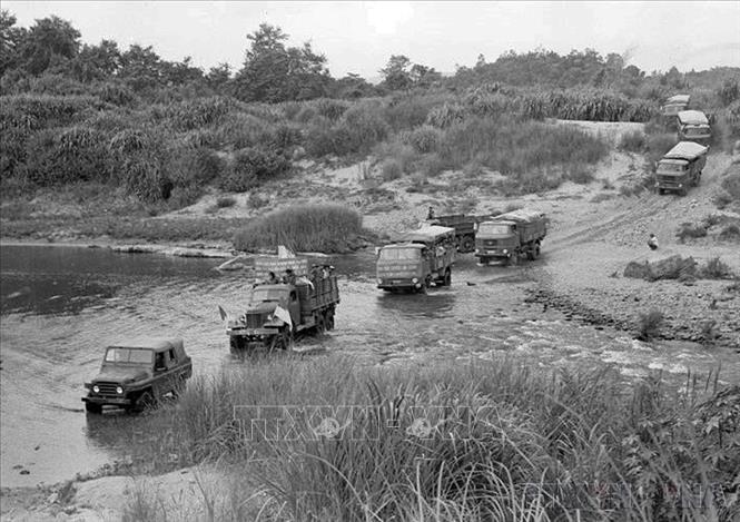 Nhằm chi viện cho chiến trường miền Nam, ngày 19/5/1959, Bộ Chính trị quyết định mở đường Trường Sơn, xây dựng tuyến giao thông vận tải quân sự nối liền hai miền Nam Bắc. Nhờ tuyến đường Trường Sơn, quân đội ta đã thực hiện được những cuộc hành quân lớn, cùng nhiều vũ khí, khí tài chiến đấu vào chi viện cho chiến trường miền Nam. Ảnh: Thanh Tụng - TTXVN
