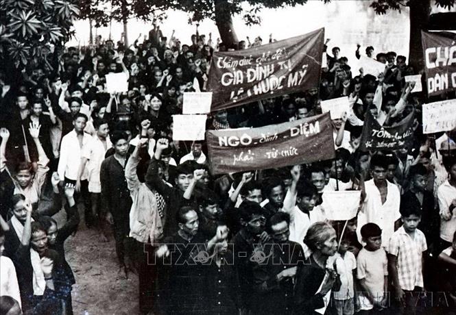 Năm 1960, phong trào Đồng Khởi của tỉnh Bến Tre ra đời và lan rộng ở nhiều tỉnh Nam bộ, Tây Nguyên và miền Tây các tỉnh khu 5, tạo thành một vùng căn cứ rộng lớn. Trong ảnh: 