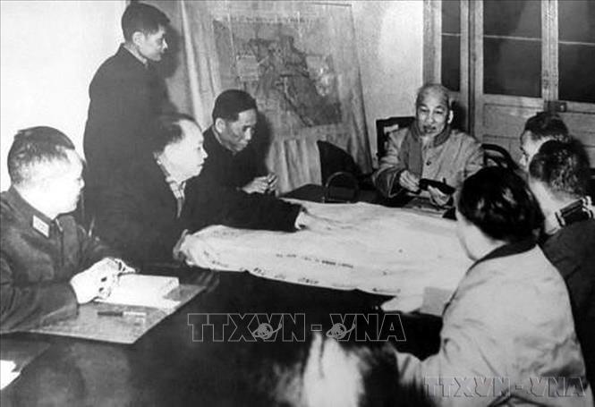 Tháng 1/1968, Bộ Chính trị quyết định thực hiện cuộc Tổng tiến công và nổi dậy chiến lược Xuân Mậu Thân 1968. Trong ảnh: Bác Hồ cùng Bộ Chính trị họp bàn mở Chiến dịch Xuân Mậu Thân 1968. 
Ảnh: TTXVN phát
